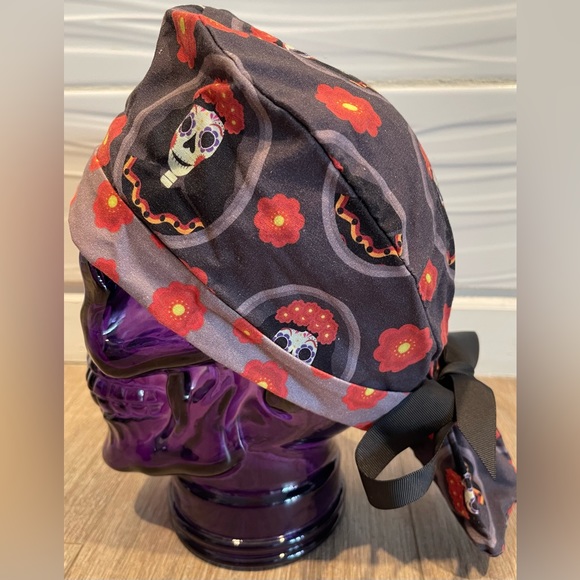 Previously loved Day of The Dead 💀 Scrup Cap with pony holder and ribbon 🎀 - Picture 4 of 4